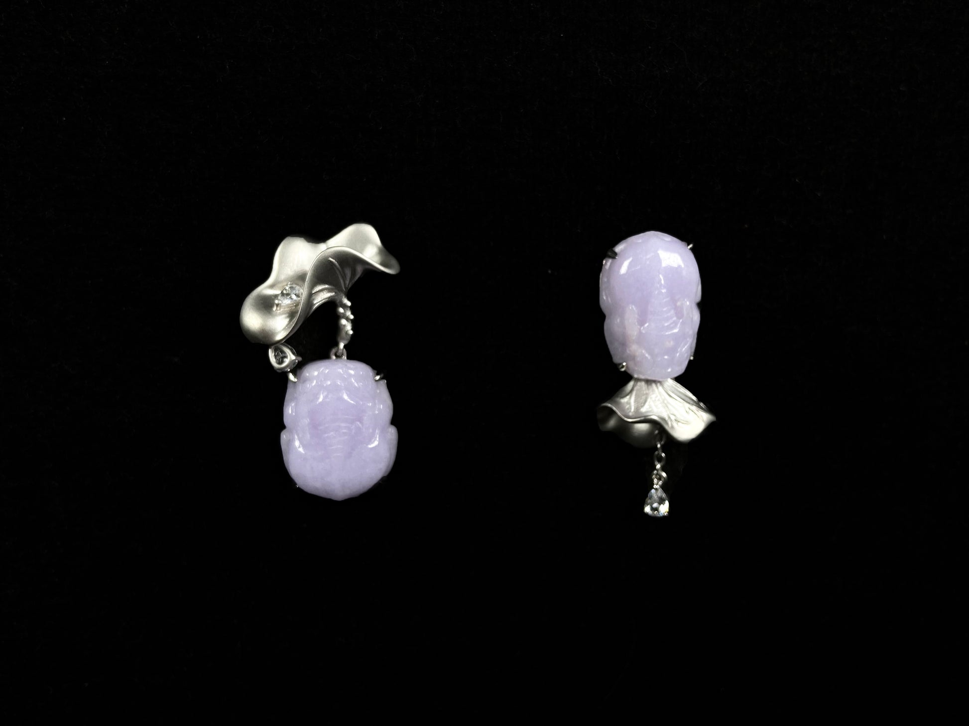 A violet pixiu with petal jadeite earring.