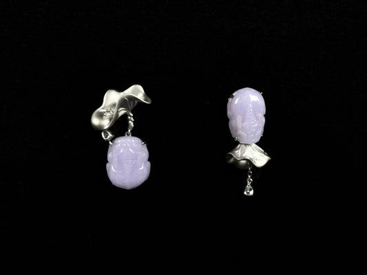 A violet pixiu with petal jadeite earring.