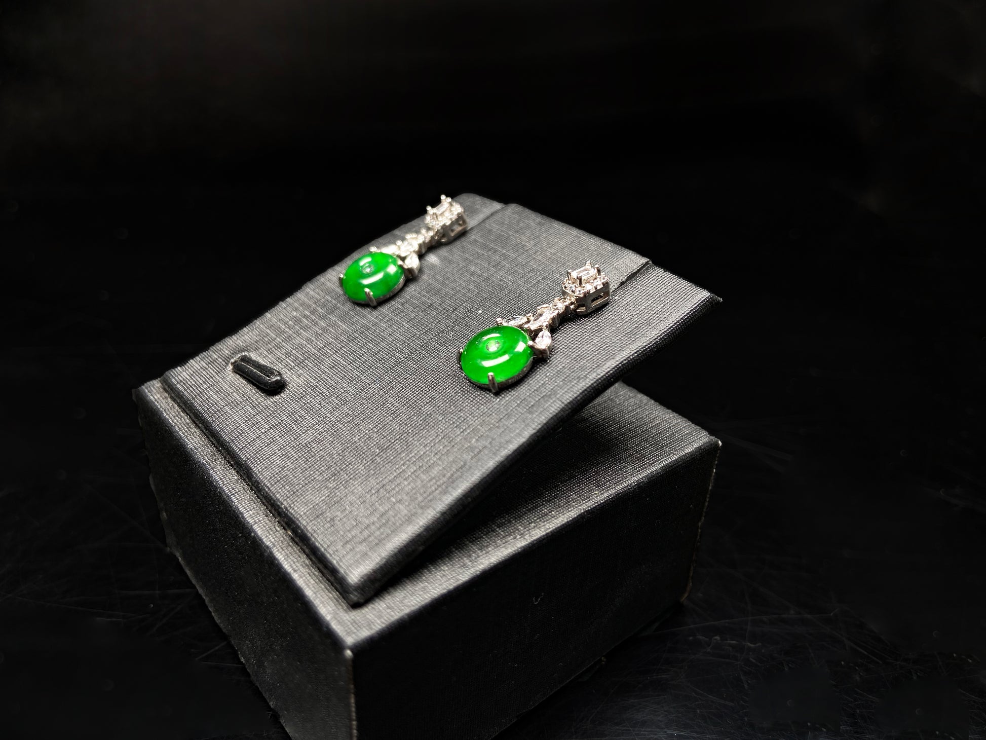 Lucky green buckle jadeite earrings.