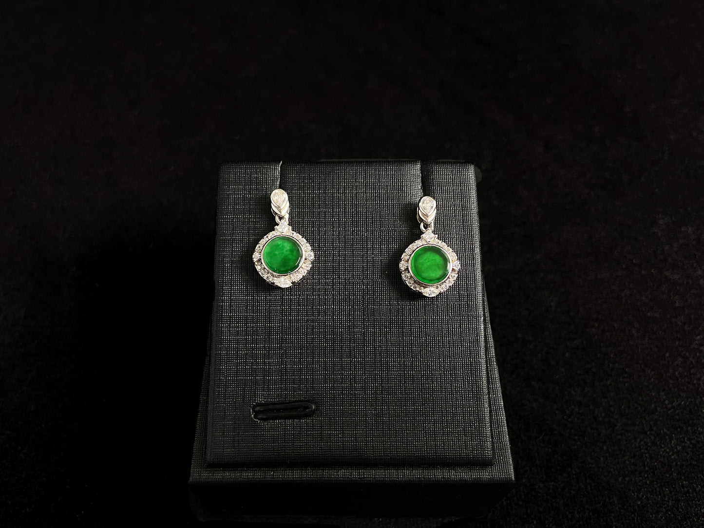 These earrings feature transparent green jade discs elegantly framed in 925 silver.