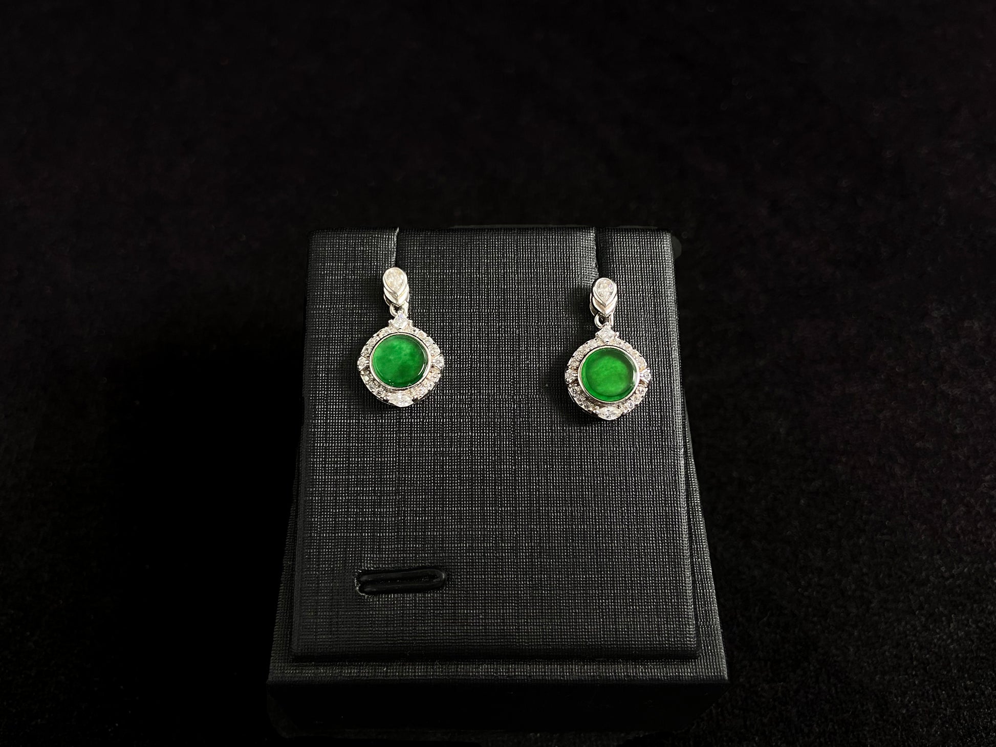 These earrings feature transparent green jade discs elegantly framed in 925 silver.