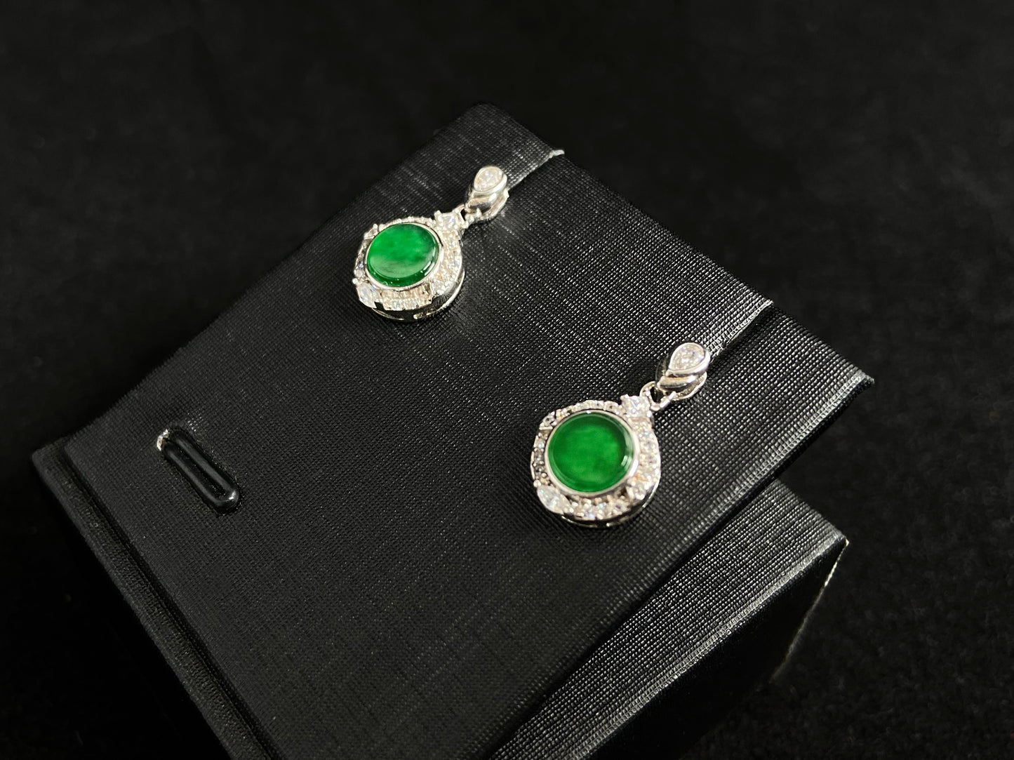 These earrings feature transparent green jade discs elegantly framed in 925 silver.