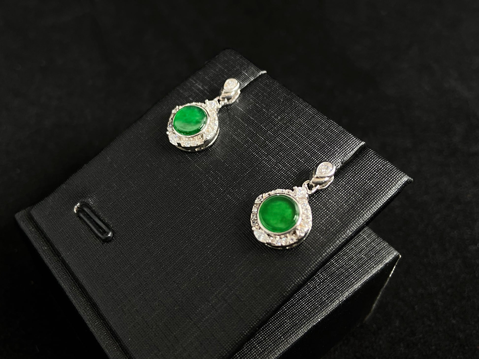 These earrings feature transparent green jade discs elegantly framed in 925 silver.