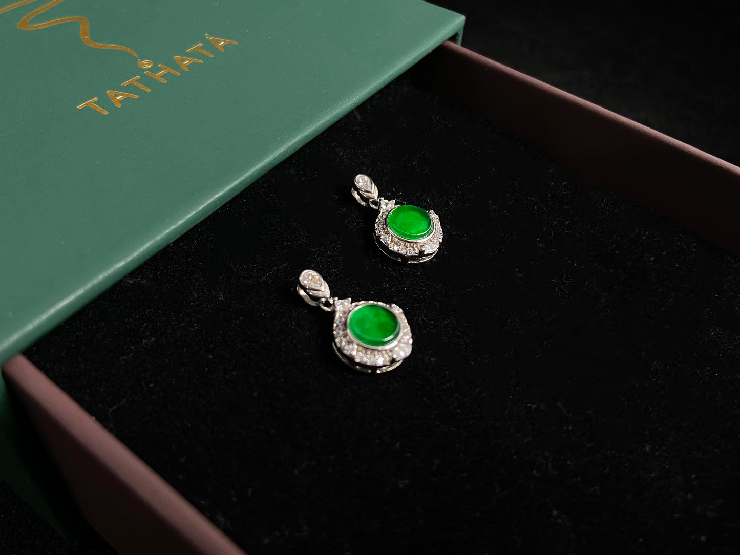 These earrings feature transparent green jade discs elegantly framed in 925 silver.