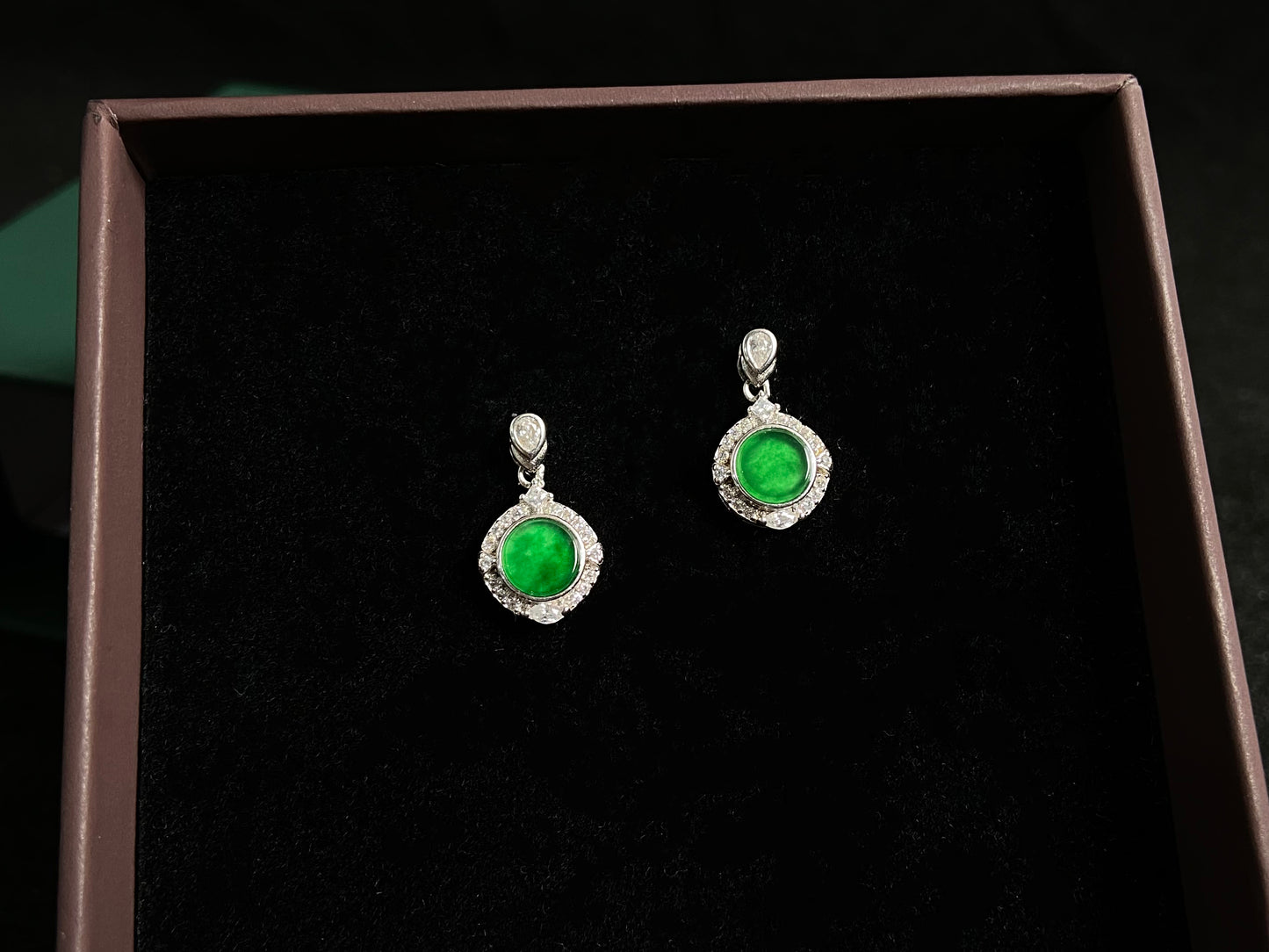 These earrings feature transparent green jade discs elegantly framed in 925 silver.