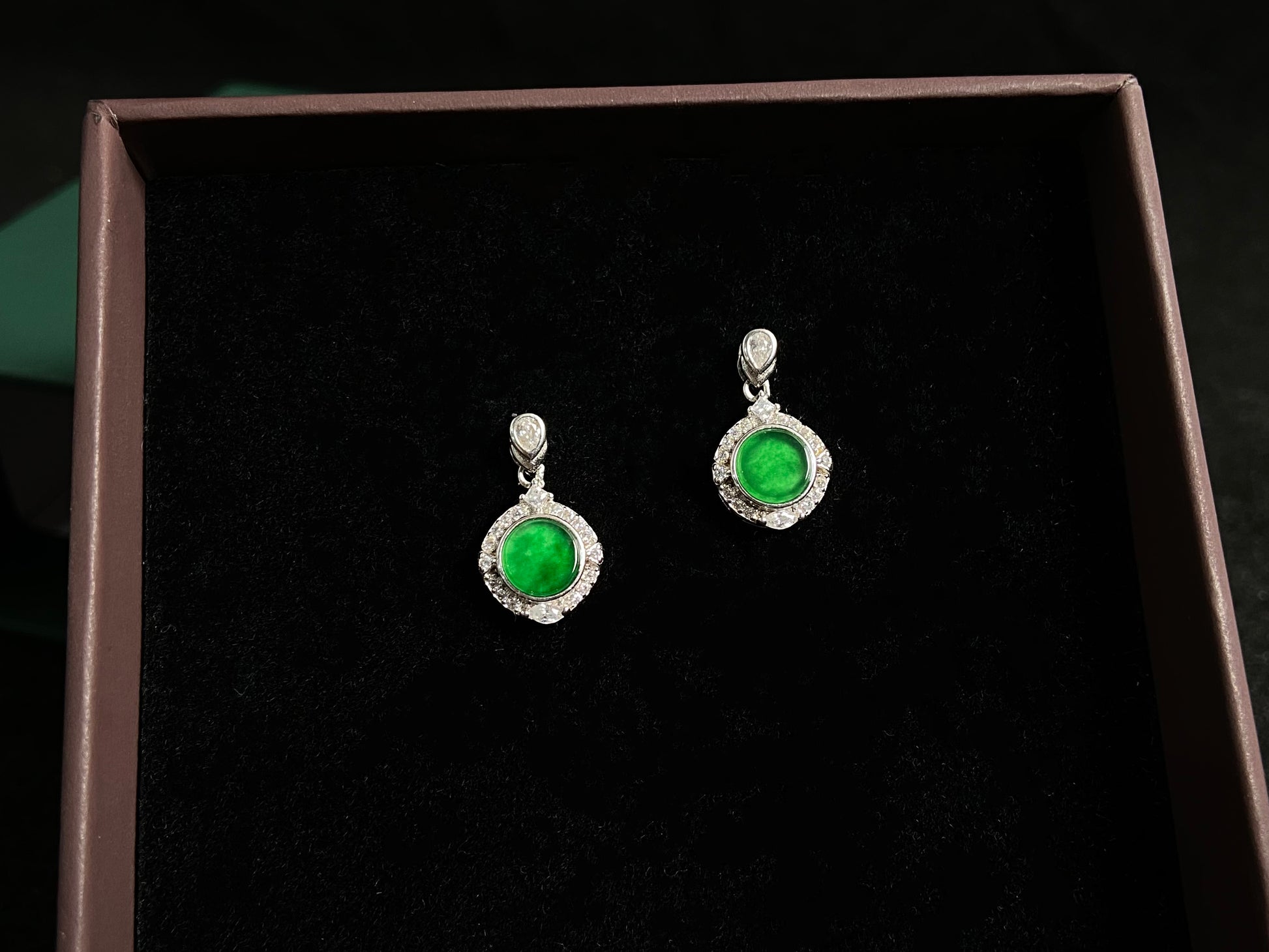 These earrings feature transparent green jade discs elegantly framed in 925 silver.