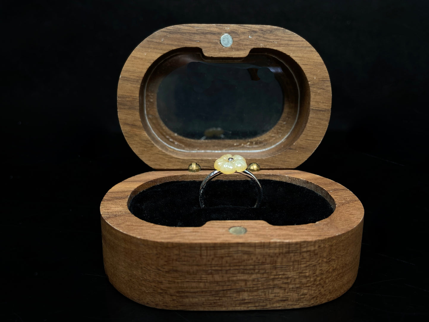 A honey yellow flower jadeite ring.