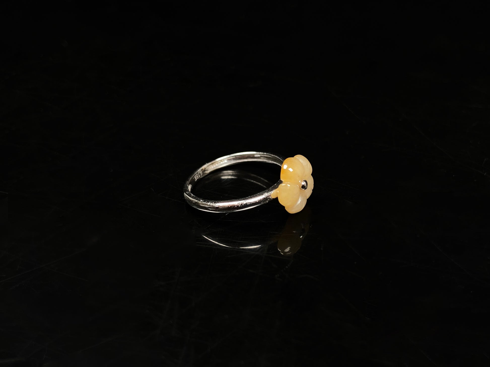 A honey yellow flower jadeite ring.