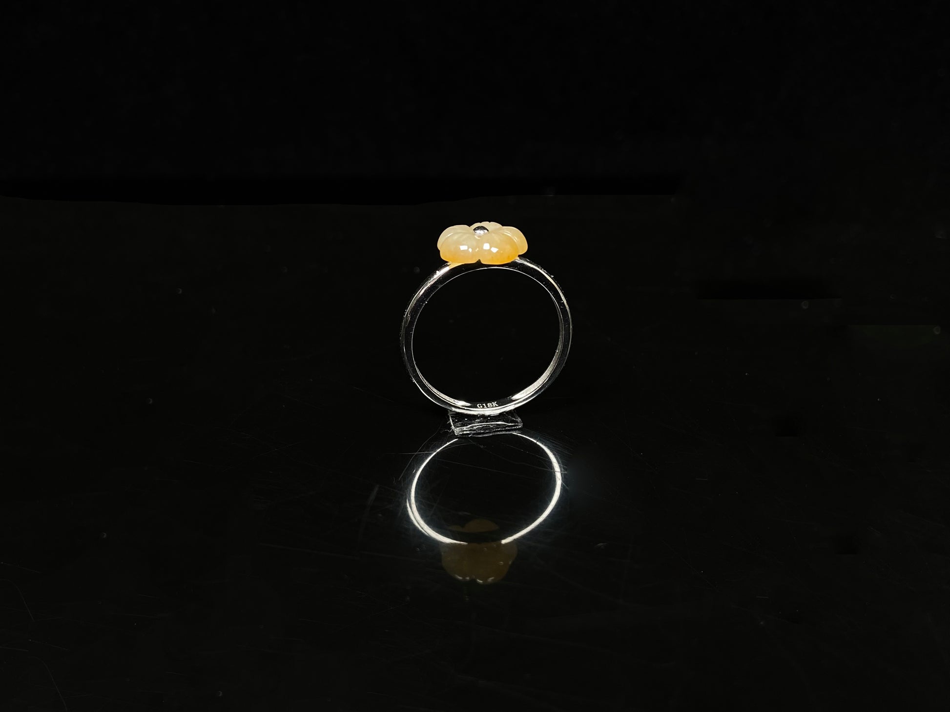 A honey yellow flower jadeite ring.