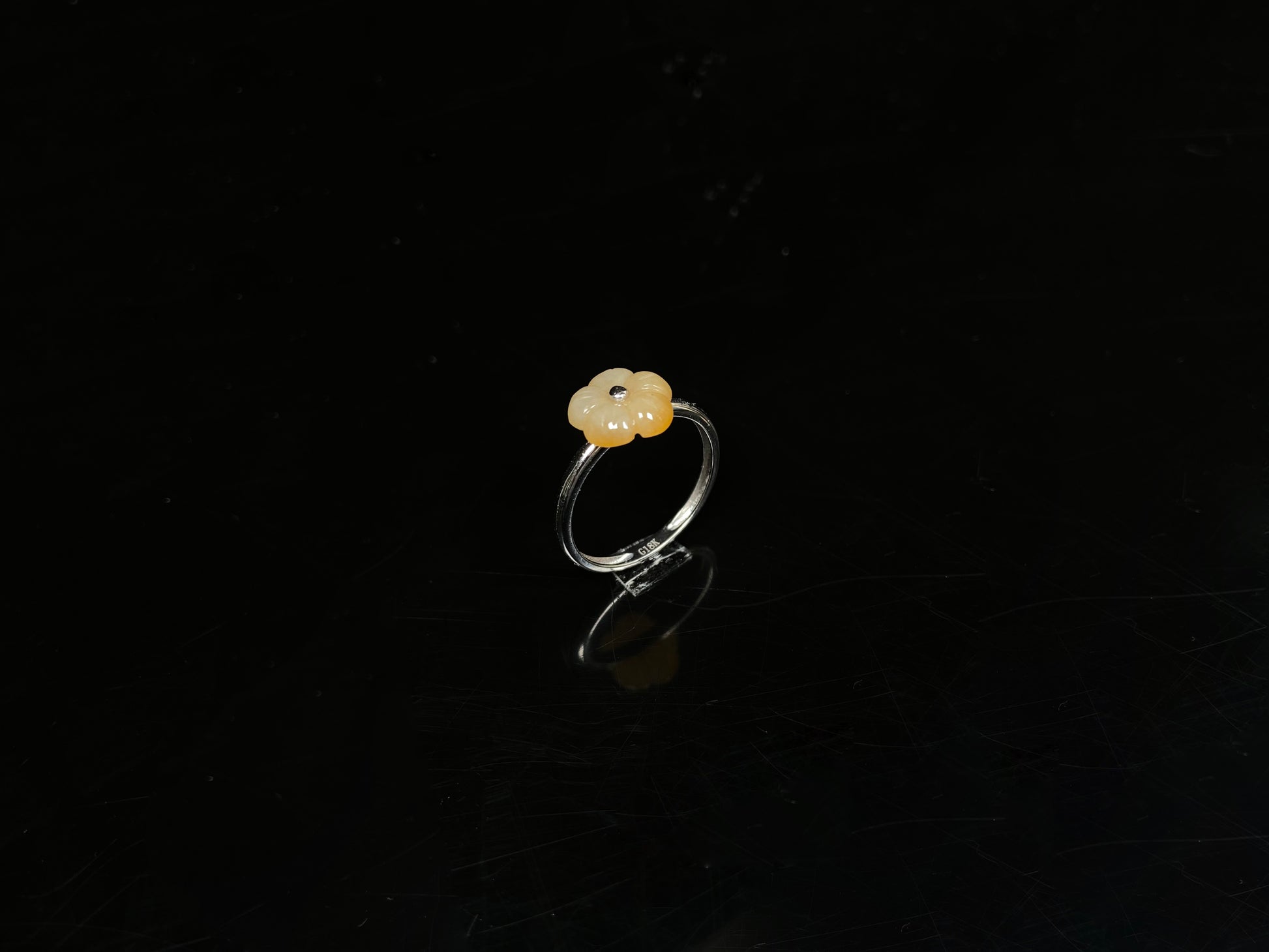 A honey yellow flower jadeite ring.