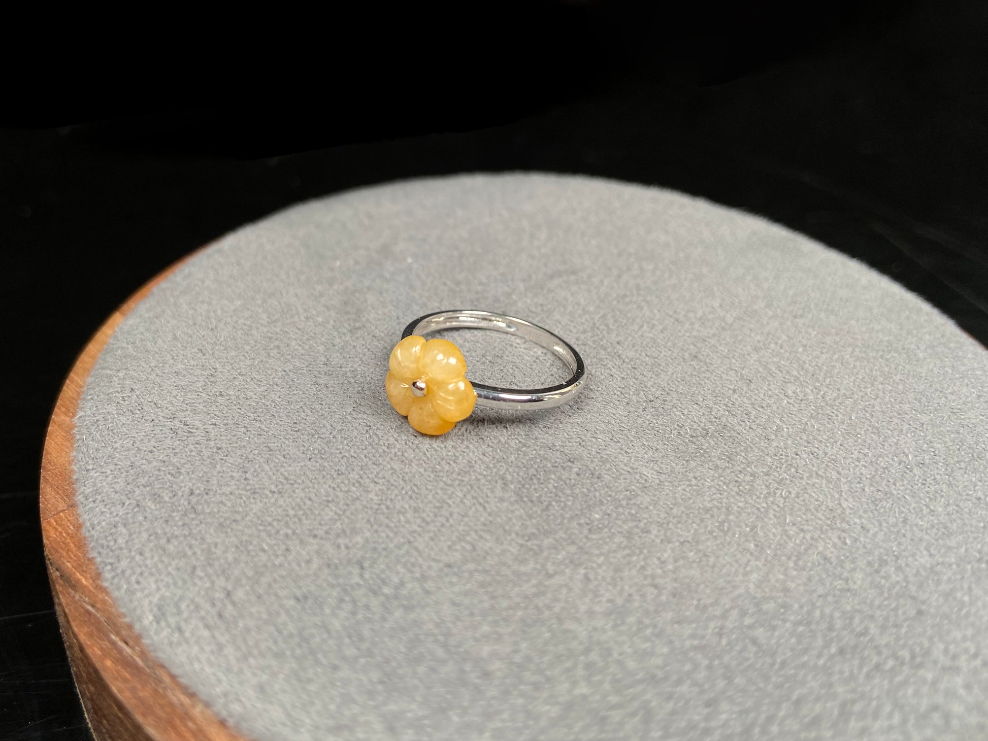 A honey yellow flower jadeite ring.