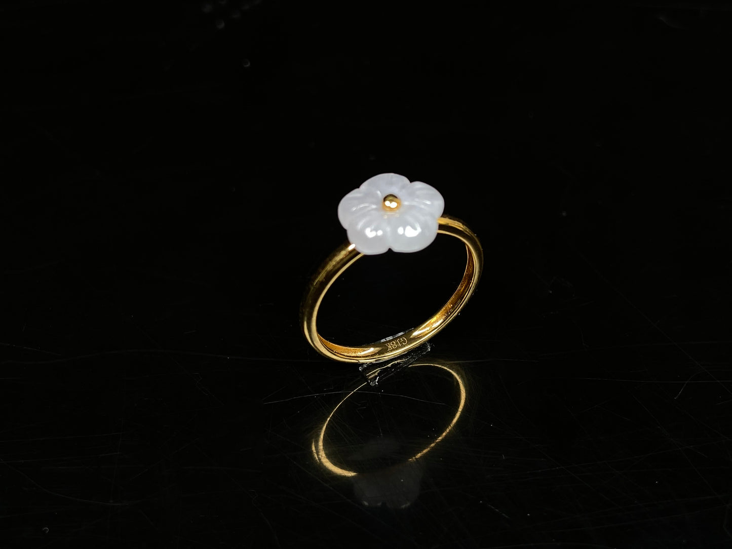 A snow white petal with gold jadeite ring.