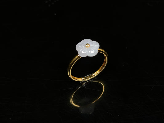 A snow white petal with gold jadeite ring.