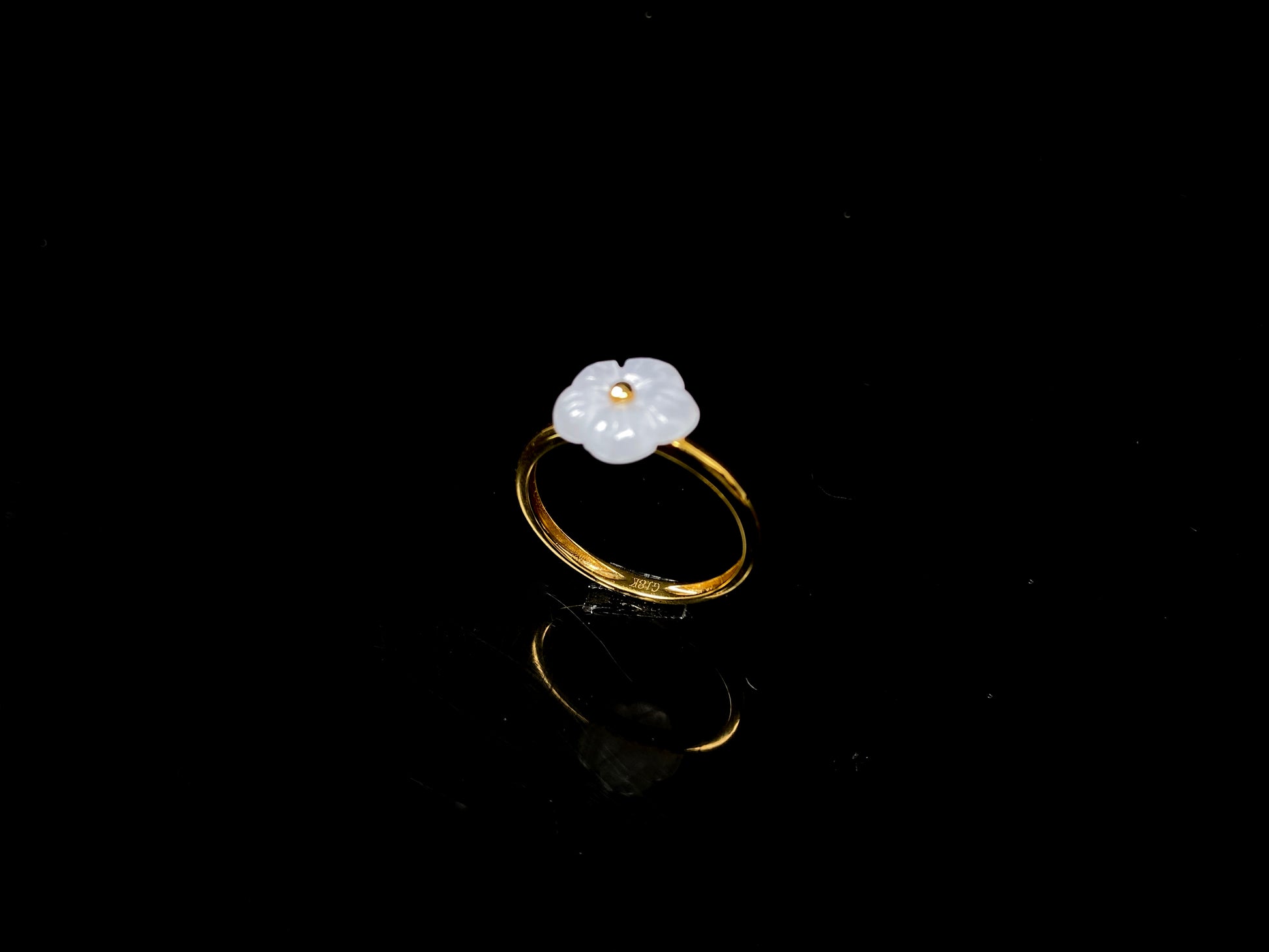 A snow white petal with gold jadeite ring.