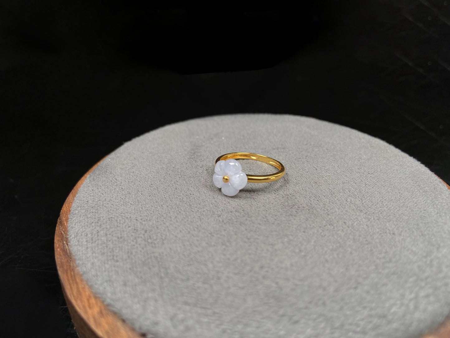 A snow white petal with gold jadeite ring.