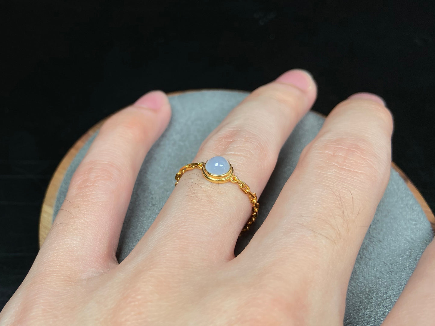 Smooth white cabochon gold chain jadeite ring.