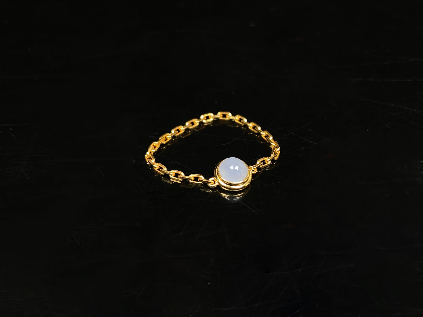 Smooth white cabochon gold chain jadeite ring.