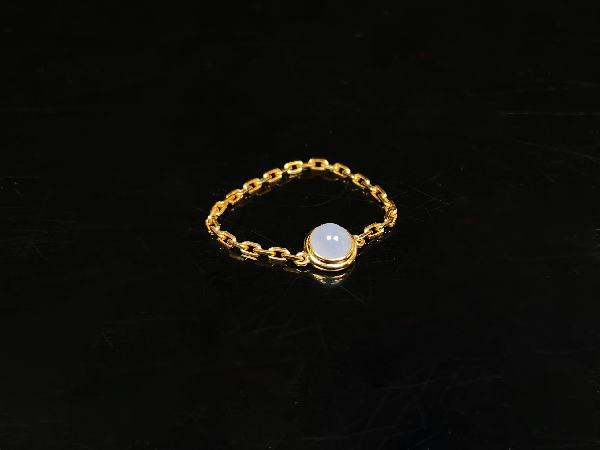 Smooth white cabochon gold chain jadeite ring.