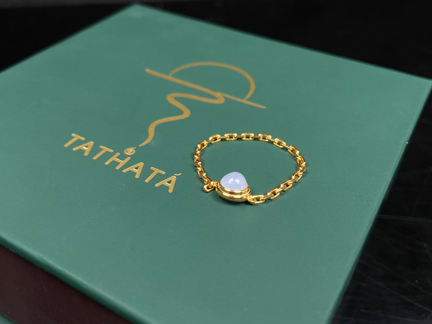 Smooth white cabochon gold chain jadeite ring.