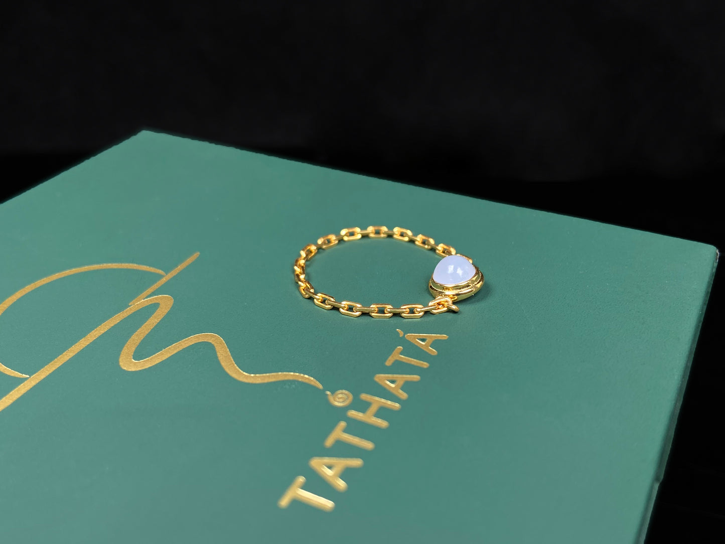 Smooth white cabochon gold chain jadeite ring.