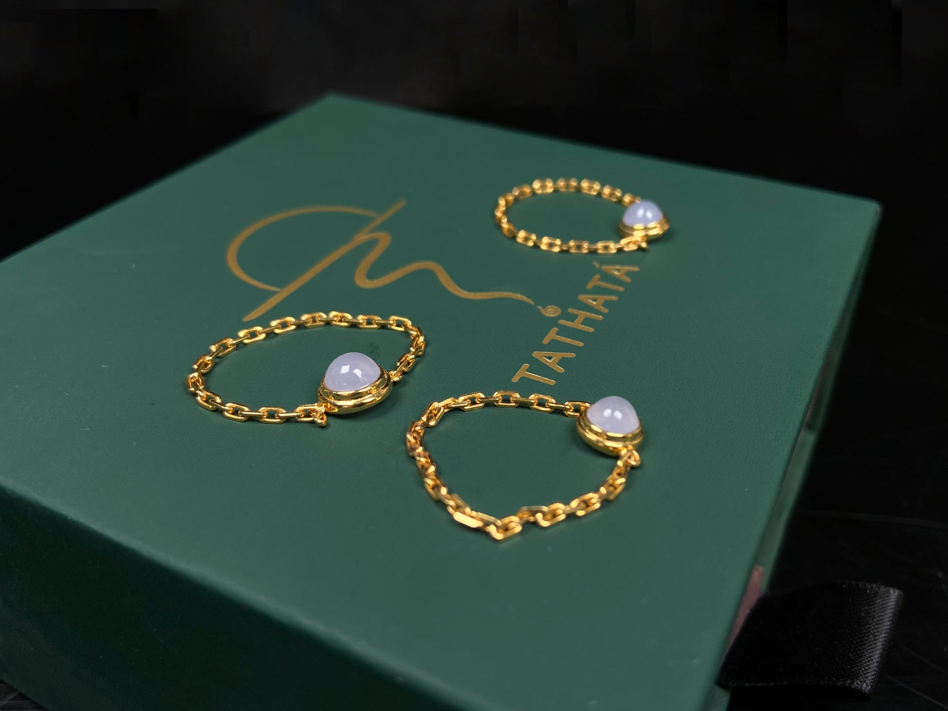 Smooth white cabochon gold chain jadeite ring.