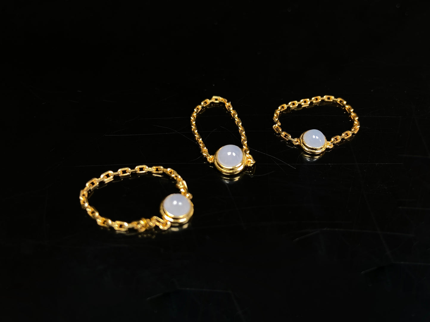 Smooth white cabochon gold chain jadeite ring.