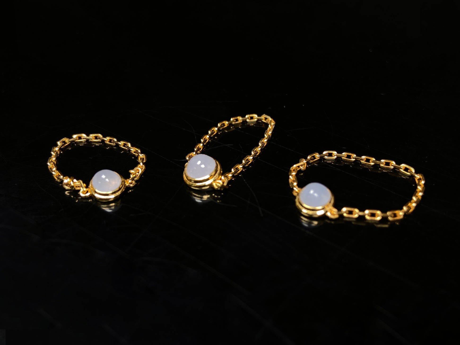 Smooth white cabochon gold chain jadeite ring.