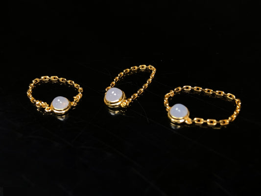 Smooth white cabochon gold chain jadeite ring.