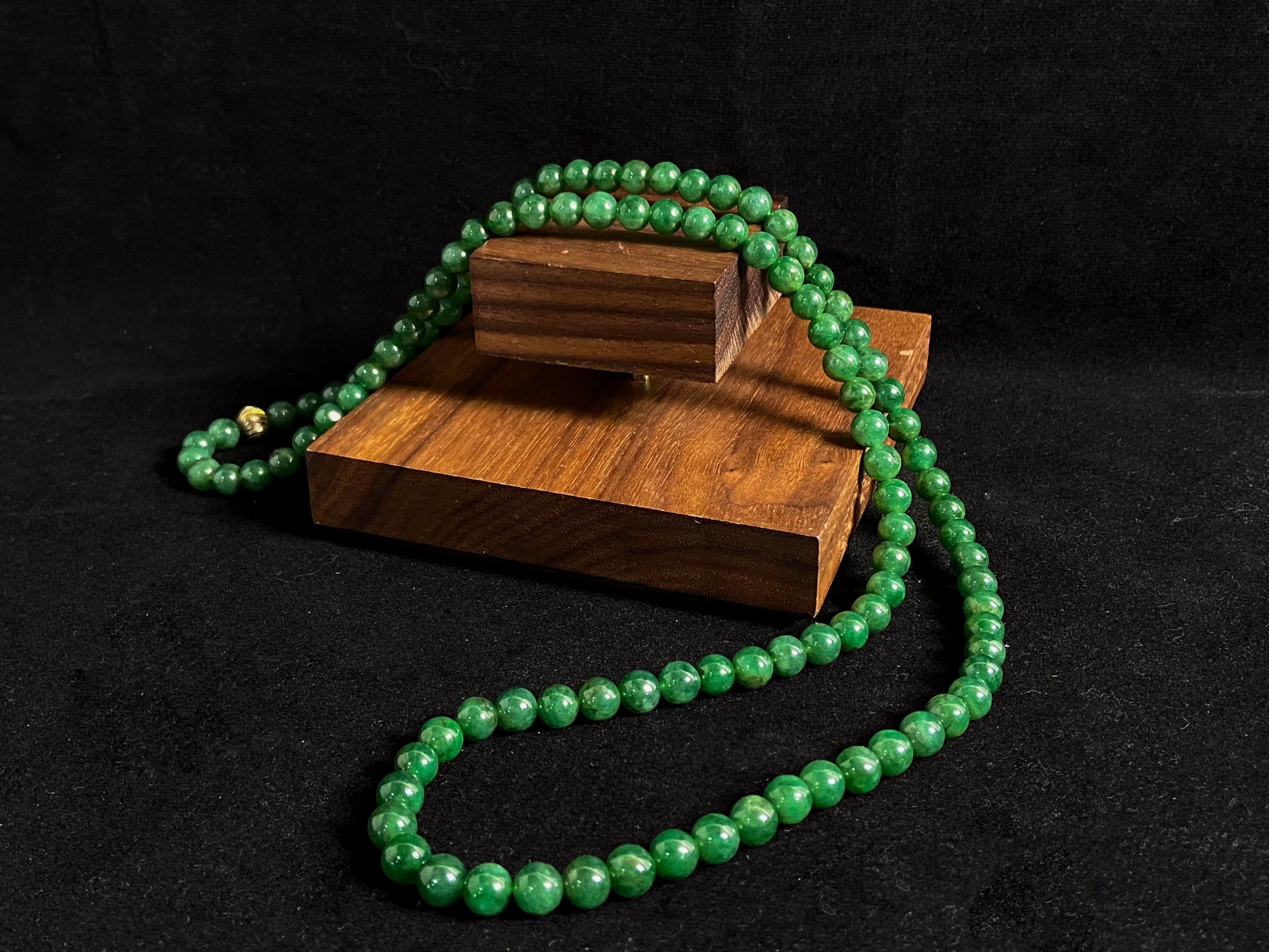 This elegant jade necklace combines spinach green beads with a silver gold plated focal bead, creating a perfect balance of natural beauty and metallic elegance.