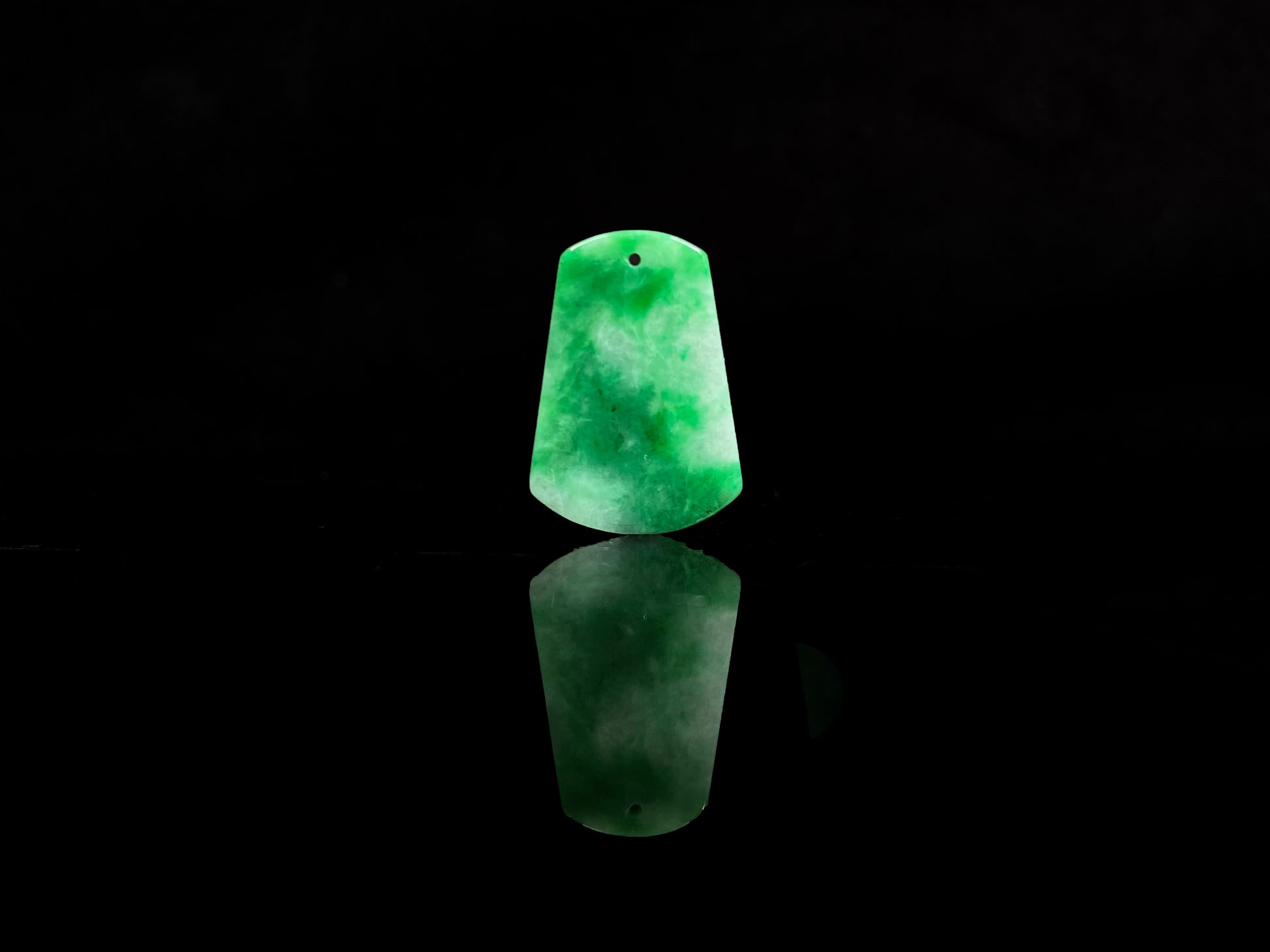 A vivid apple green Wu Shi Pai loose jadeite.