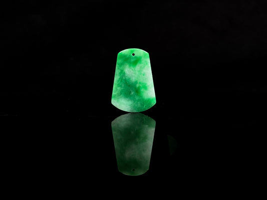A vivid apple green Wu Shi Pai loose jadeite.