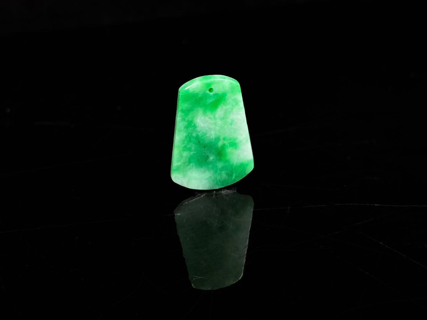A vivid apple green Wu Shi Pai loose jadeite.