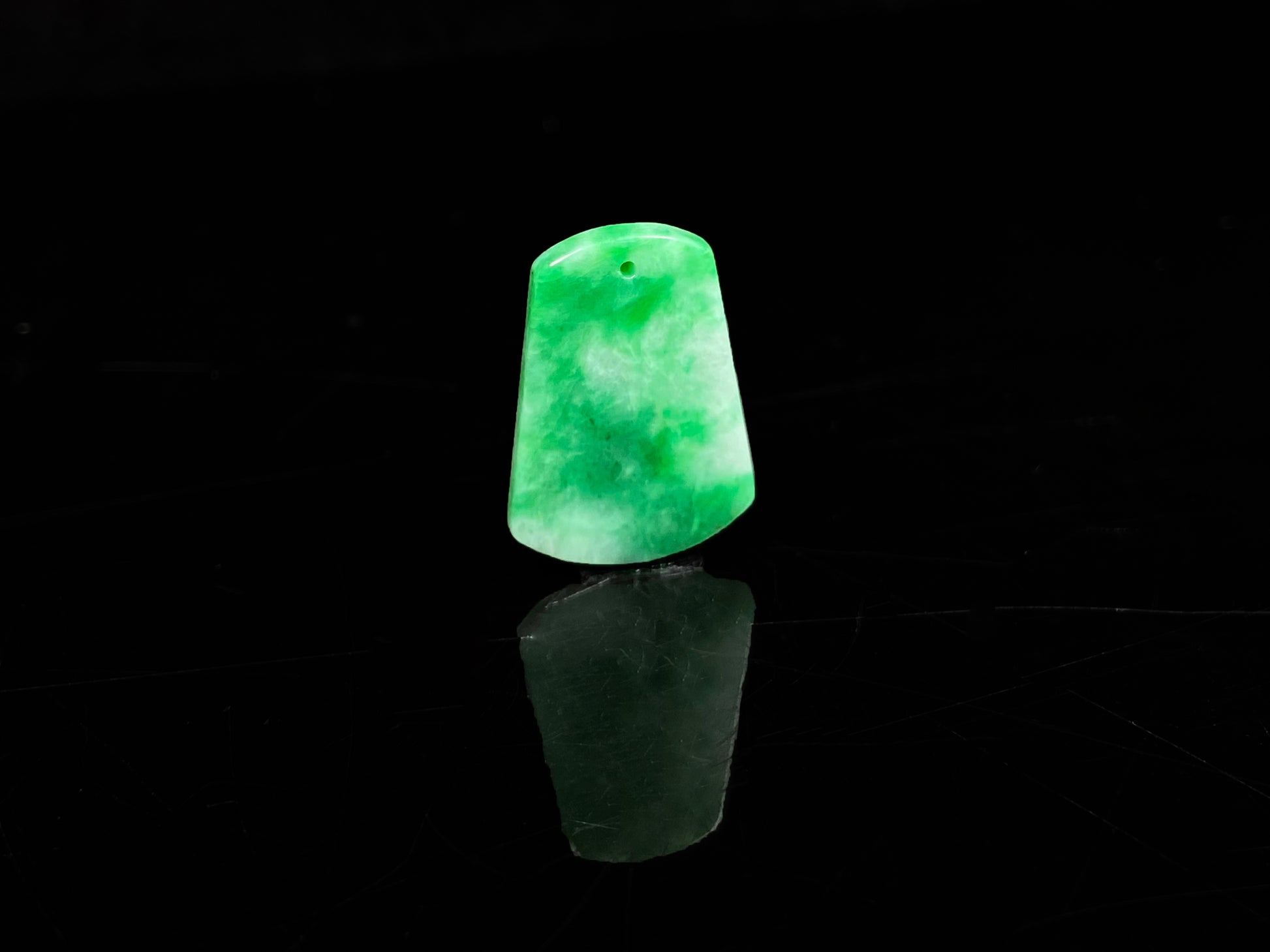 A vivid apple green Wu Shi Pai loose jadeite.