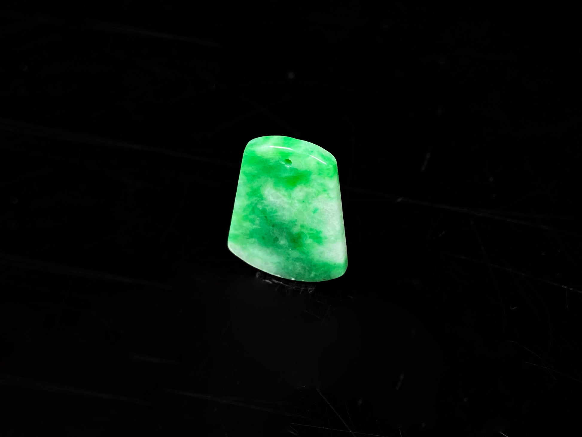 A vivid apple green Wu Shi Pai loose jadeite.
