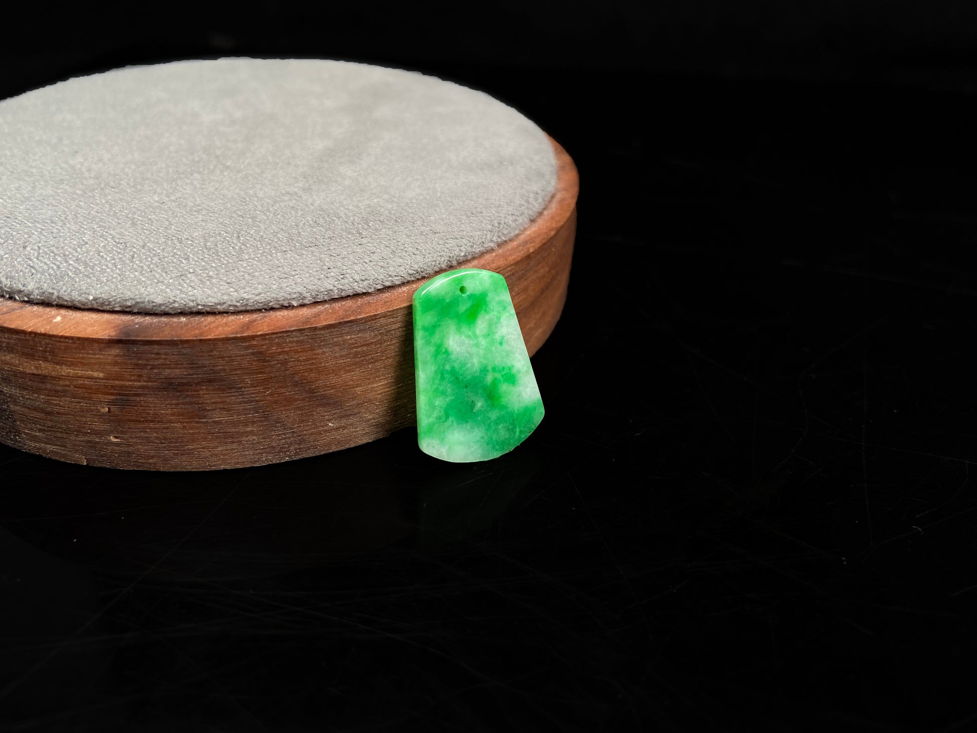 A vivid apple green Wu Shi Pai loose jadeite.