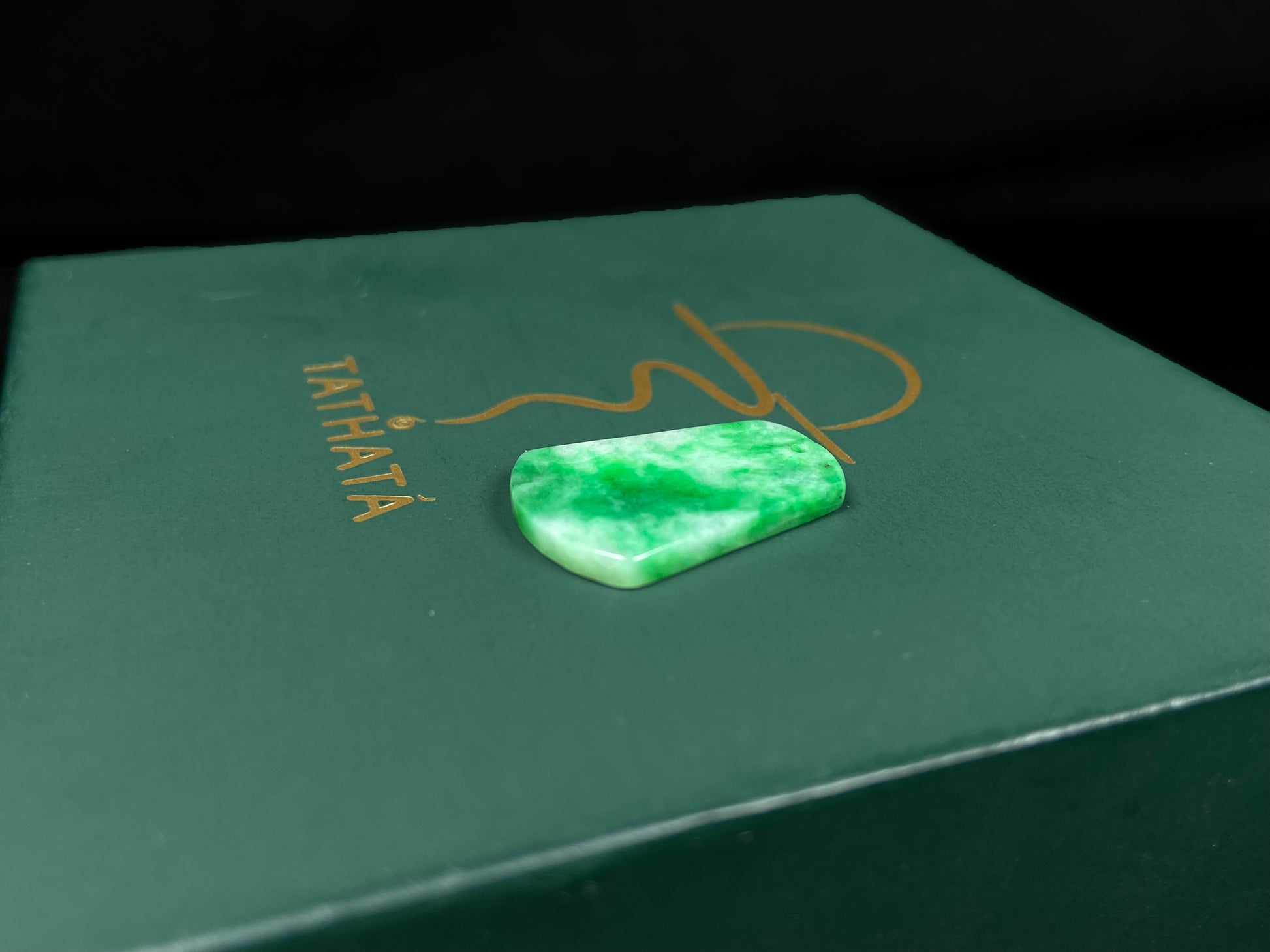 A vivid apple green Wu Shi Pai loose jadeite.