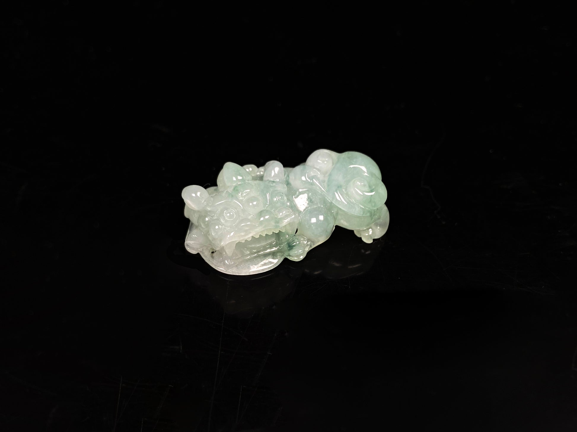 A white green Overlord Pixiu loose jadeite.