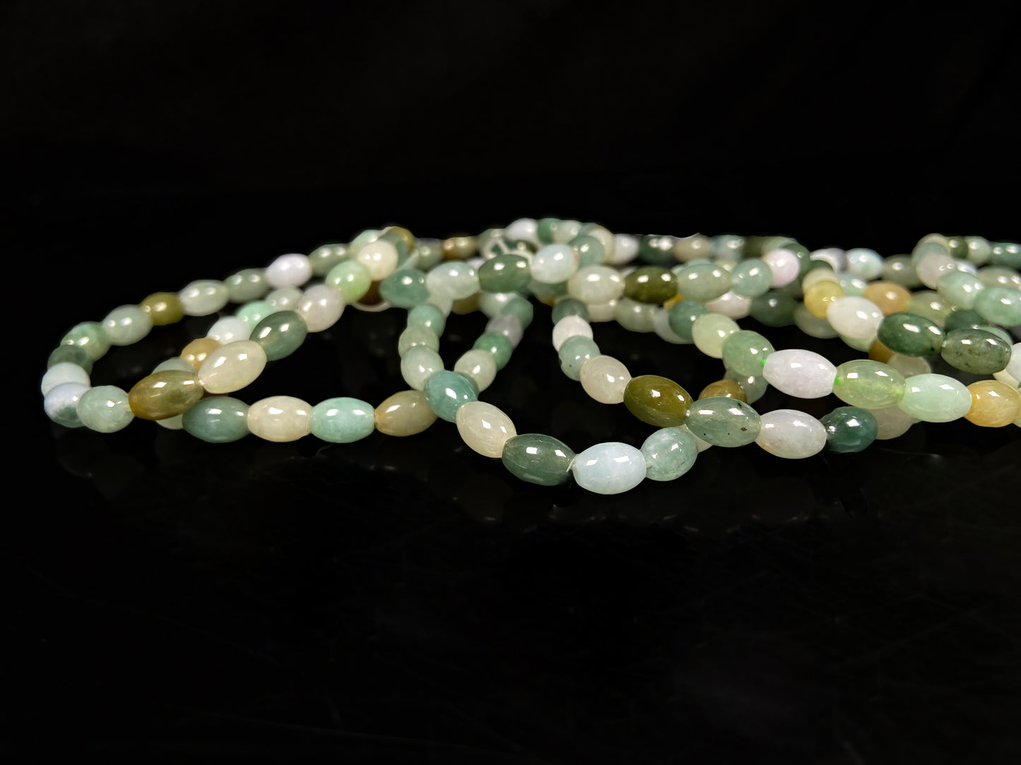 A spring green vitality jadeite beads bracelet group.