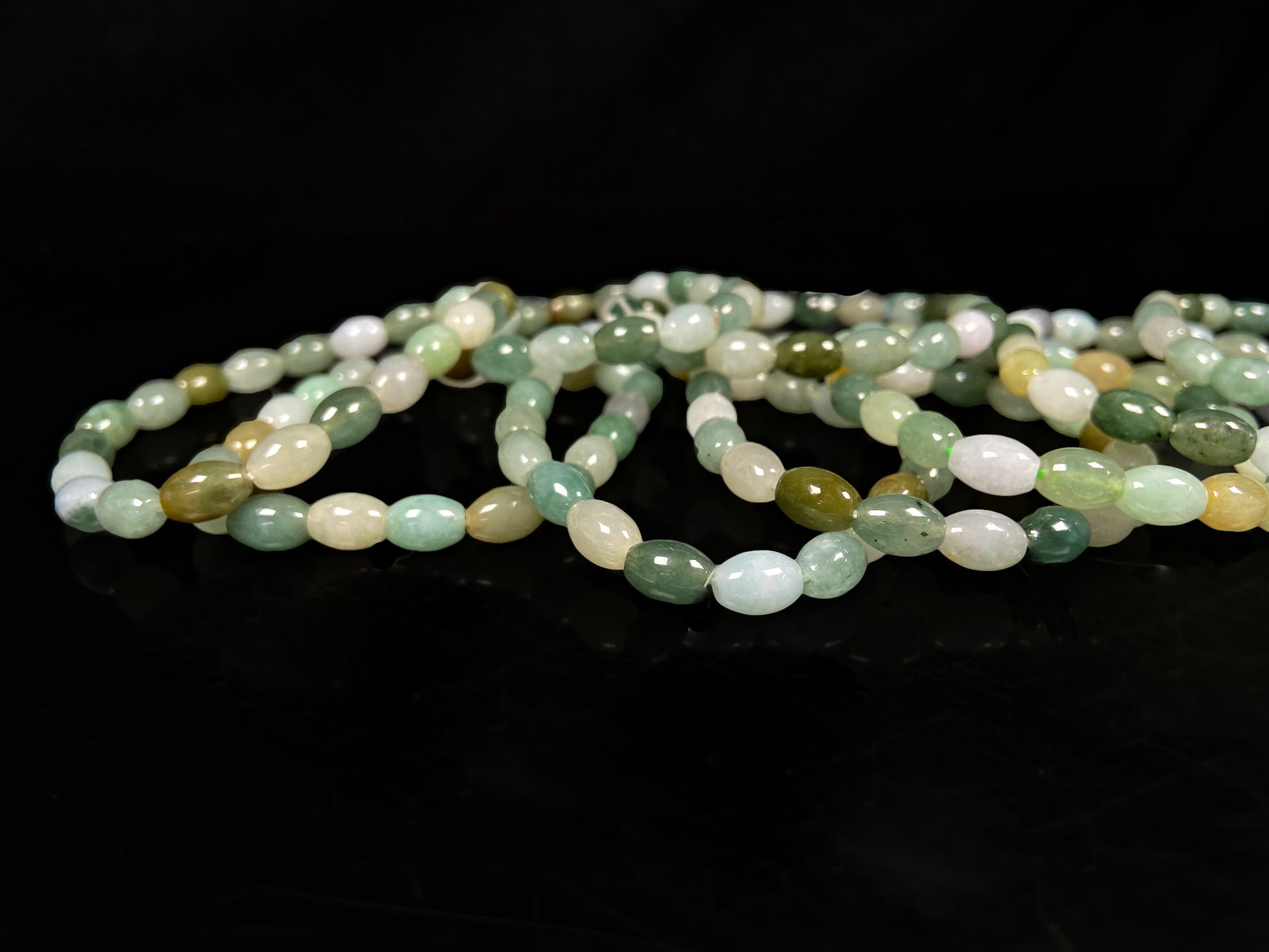 A spring green vitality jadeite beads bracelet group.