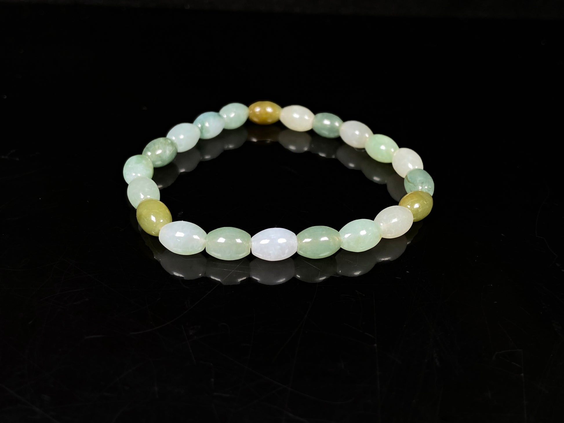 A spring green vitality jadeite beads bracelet.
