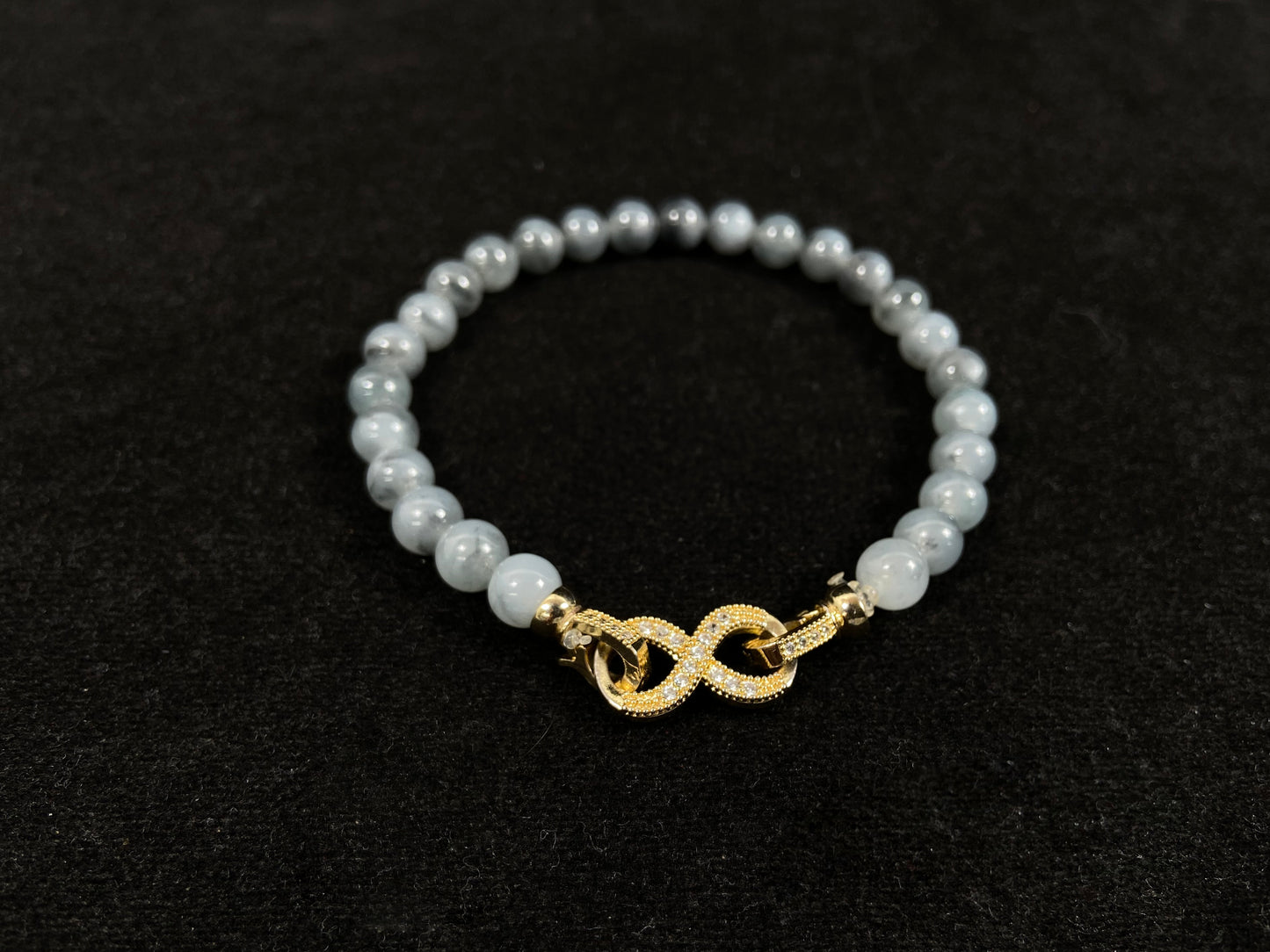 A transparent grayish-white jadeite beaded bracelet.