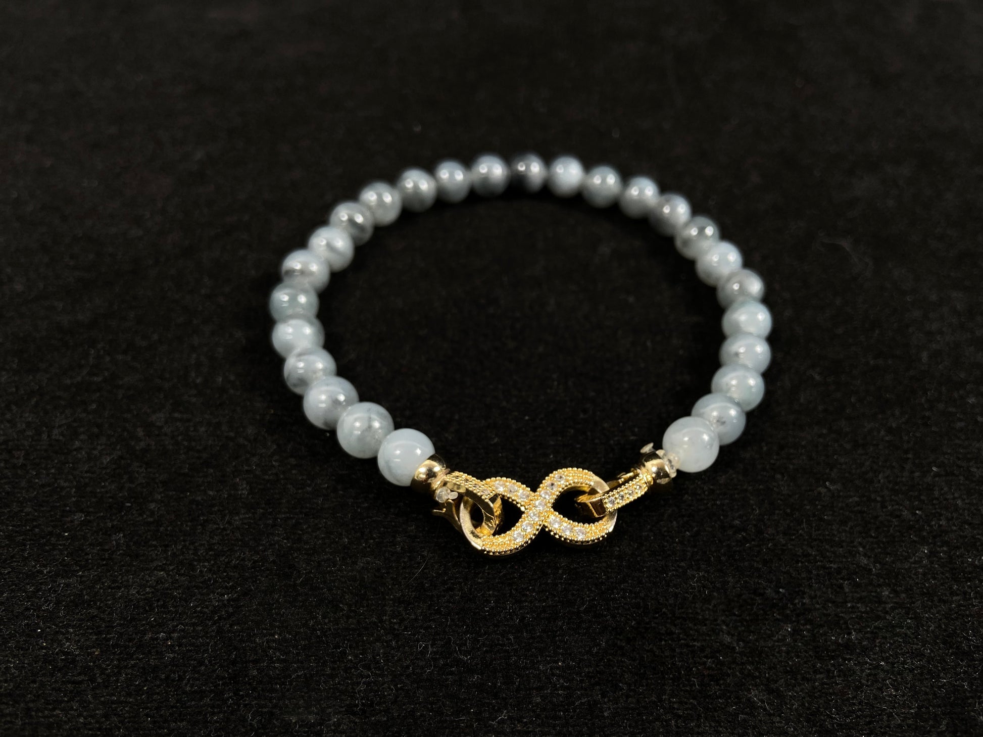 A transparent grayish-white jadeite beaded bracelet.
