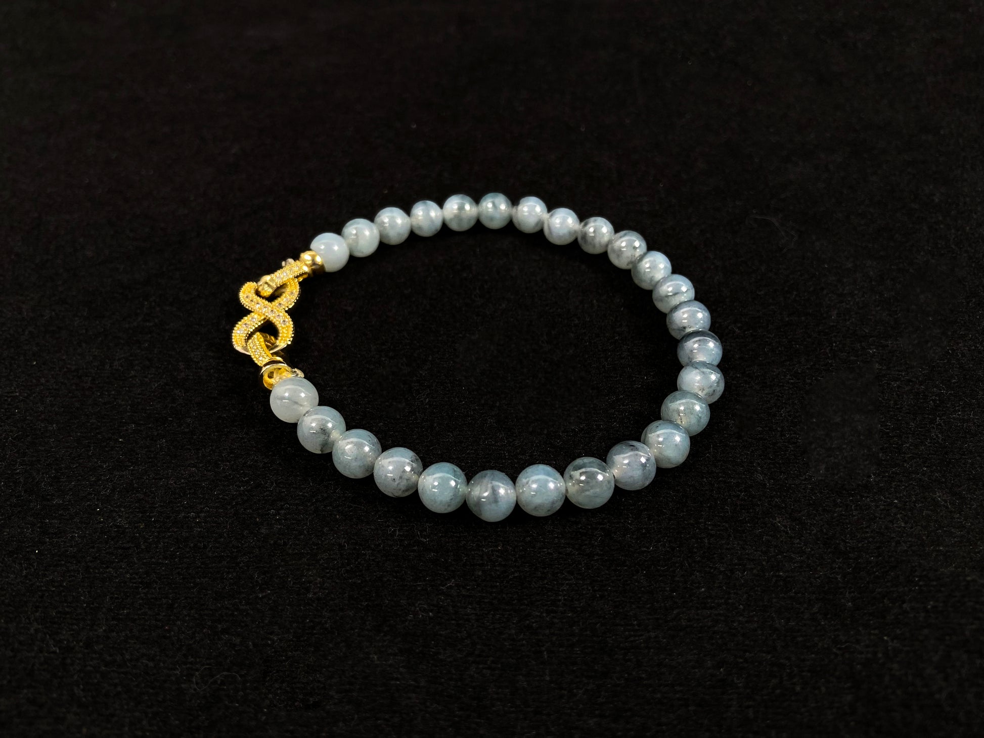 A transparent grayish-white jadeite beaded bracelet.