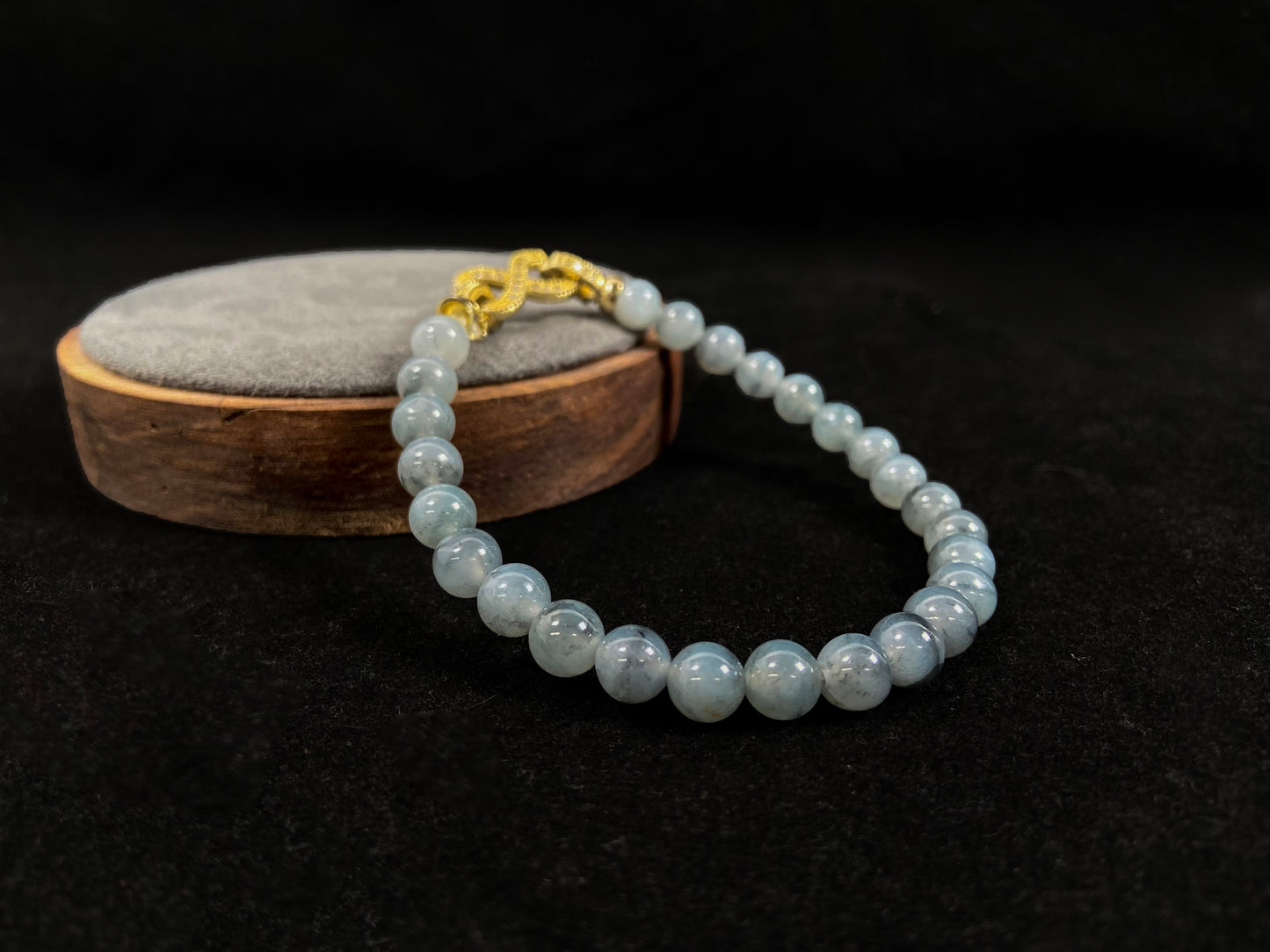 A transparent grayish-white jadeite beaded bracelet.