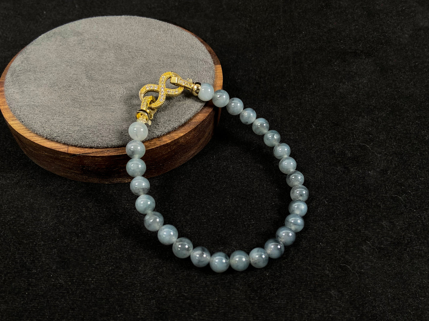 A transparent grayish-white jadeite beaded bracelet.