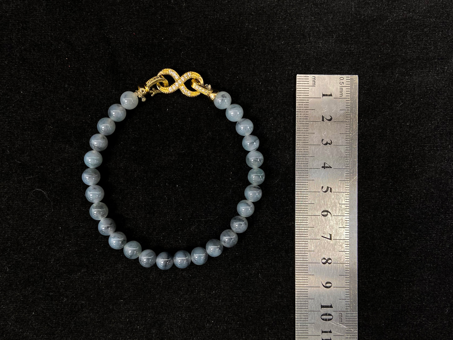 A transparent grayish-white jadeite beaded bracelet.