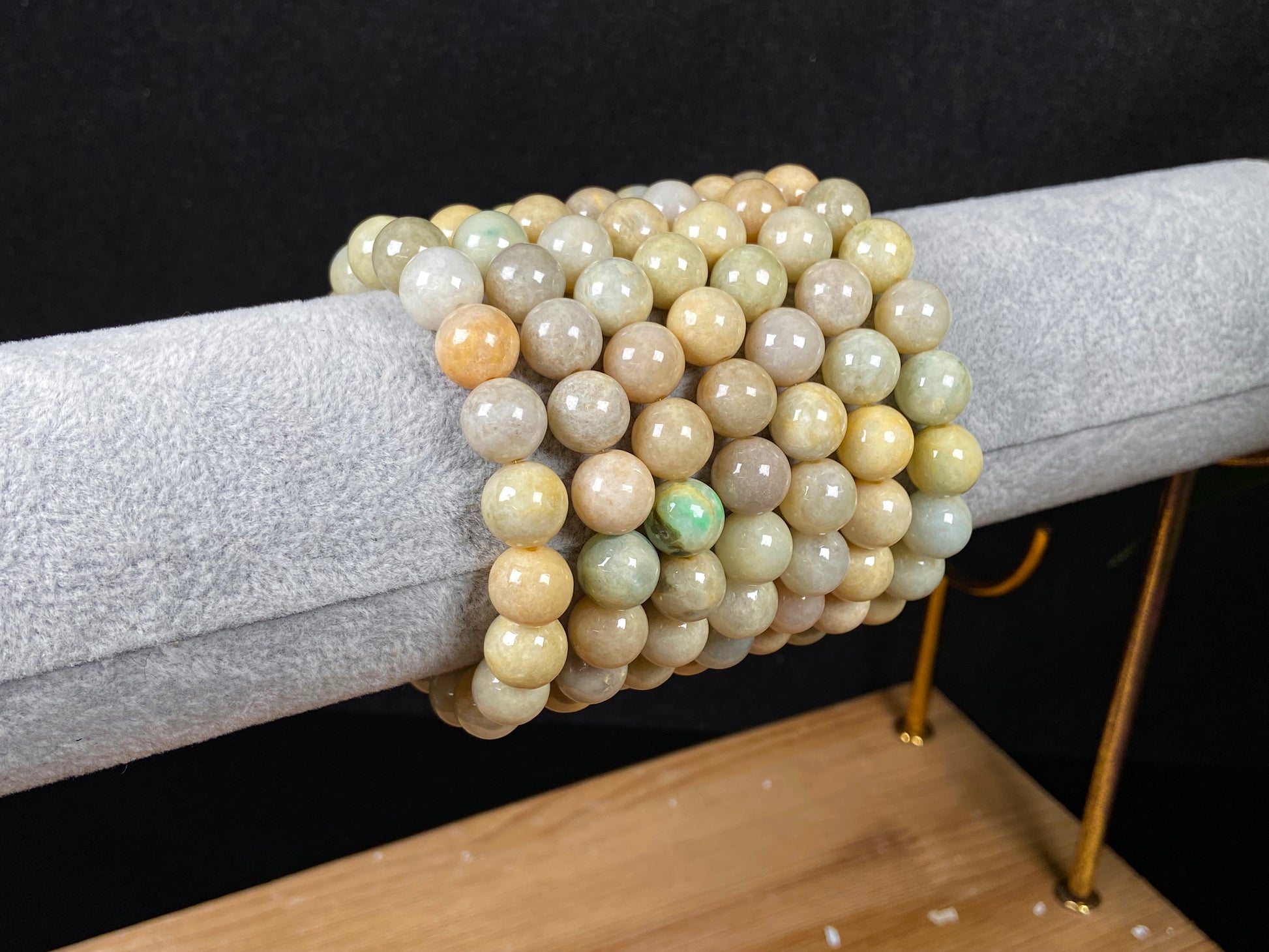 A honeyed oat ash green mix jadeite beads bracelet.