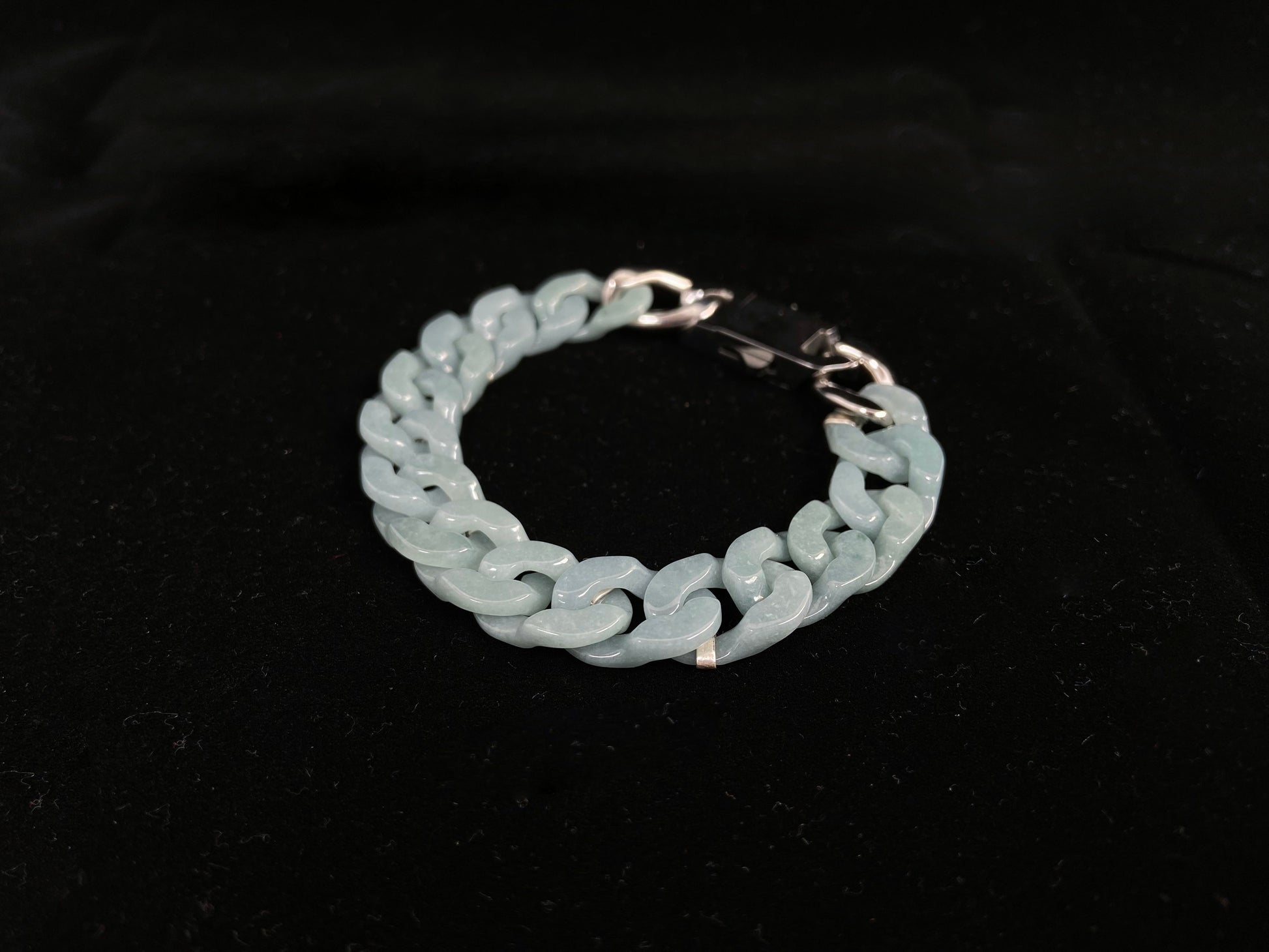 A light-blue jadeite bracelet crafted in the classic Cuban link style.