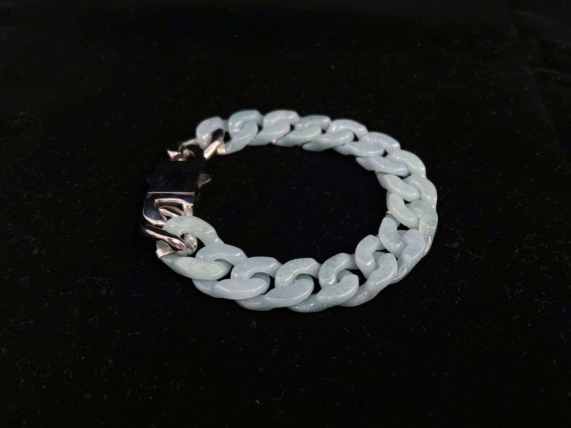 A light-blue jadeite bracelet crafted in the classic Cuban link style.
