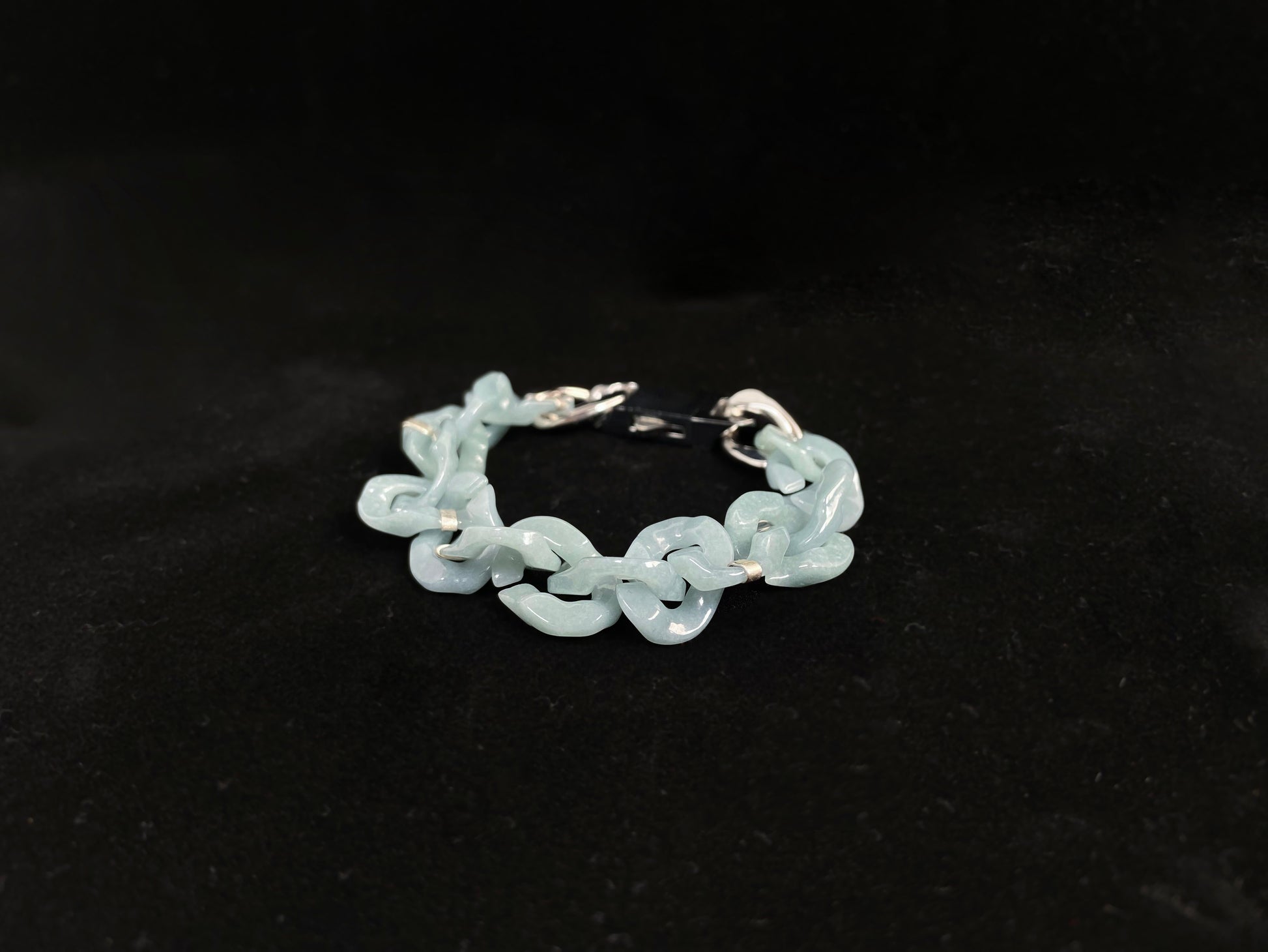 A light-blue jadeite bracelet crafted in the classic Cuban link style.